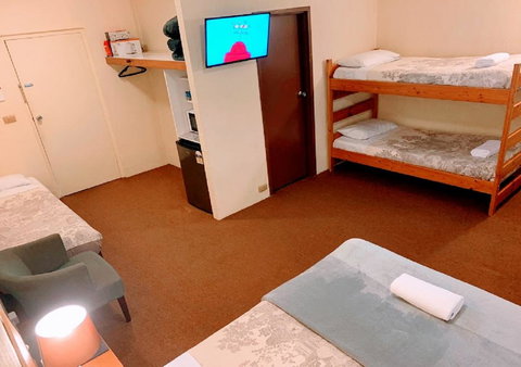 Mountain Creek Motel Bar & Restaurant - Pubs and Clubs 6