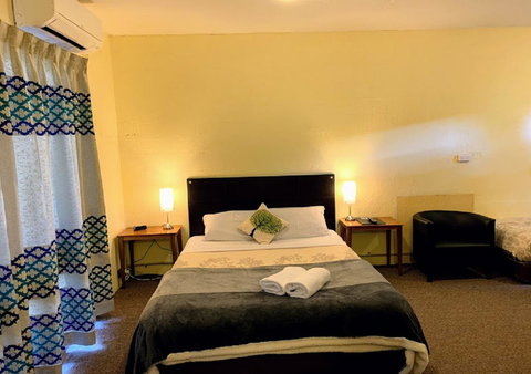 Mountain Creek Motel Bar & Restaurant - Pubs and Clubs 3