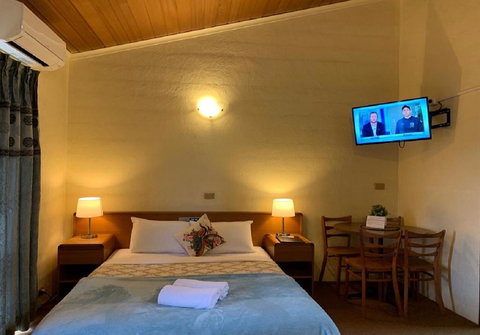 Mountain Creek Motel Bar & Restaurant - Pubs and Clubs 24