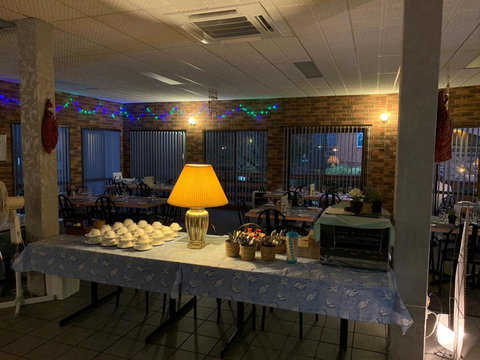 Mountain Creek Motel Bar & Restaurant - Pubs and Clubs 19