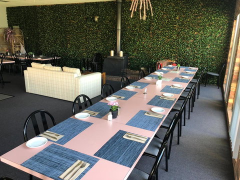 Mountain Creek Motel Bar & Restaurant - Pubs and Clubs 38