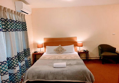 Mountain Creek Motel Bar & Restaurant - Pubs and Clubs 2