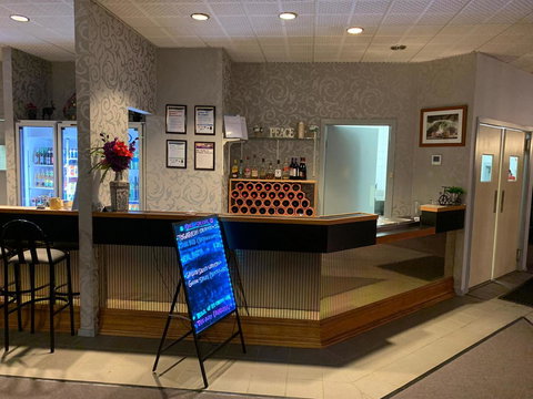 Mountain Creek Motel Bar & Restaurant - Pubs and Clubs 16