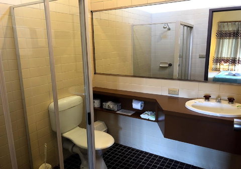 Mountain Creek Motel Bar & Restaurant - Pubs and Clubs 9