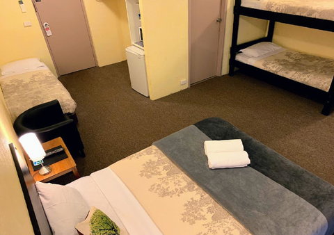 Mountain Creek Motel Bar & Restaurant - Pubs and Clubs 8