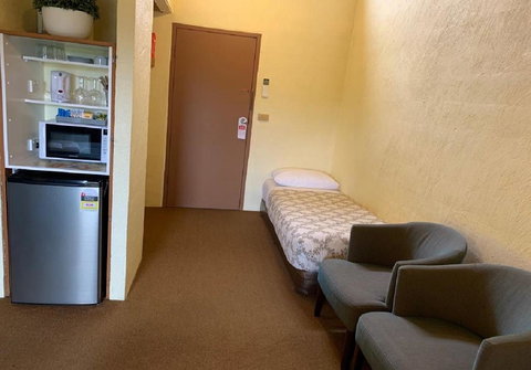 Mountain Creek Motel Bar & Restaurant - Pubs and Clubs 28