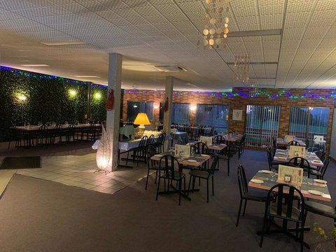 Mountain Creek Motel Bar & Restaurant - Pubs and Clubs 14