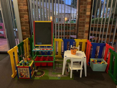 Mountain Creek Motel Bar & Restaurant - Pubs and Clubs 11