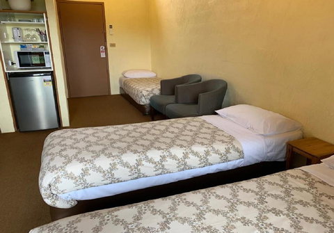 Mountain Creek Motel Bar & Restaurant - Pubs and Clubs 30