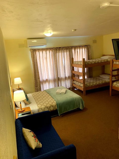 Mountain Creek Motel Bar & Restaurant - Pubs and Clubs 44