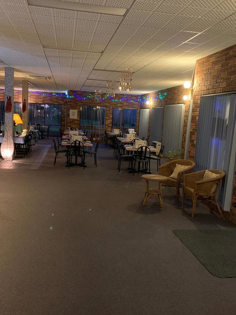 Mountain Creek Motel Bar & Restaurant - Pubs and Clubs 15