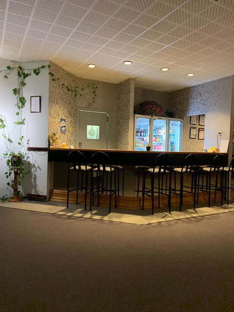 Mountain Creek Motel Bar & Restaurant - Pubs and Clubs 18