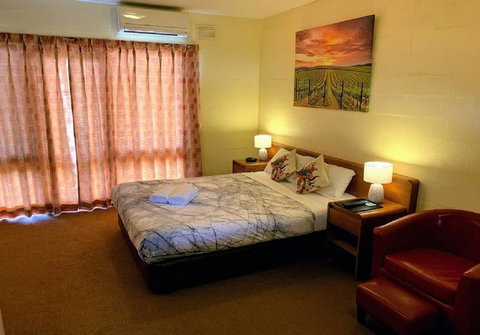 Mountain Creek Motel Bar & Restaurant - Pubs and Clubs 25