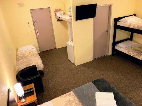 Mountain Creek Motel Bar & Restaurant - Pubs and Clubs 37