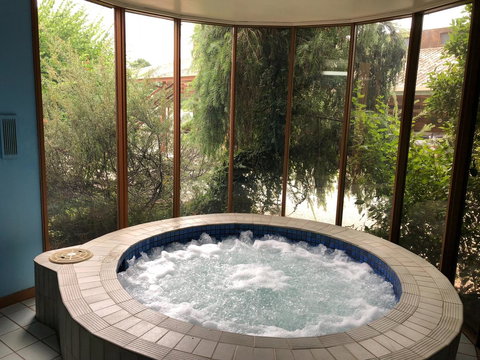 Mountain Creek Motel Bar & Restaurant - Pubs and Clubs 42