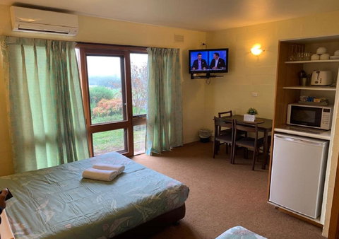 Mountain Creek Motel Bar & Restaurant - Pubs and Clubs 33