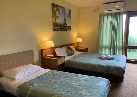 Mountain Creek Motel Bar & Restaurant - Pubs and Clubs 32