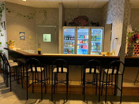 Mountain Creek Motel Bar & Restaurant - Pubs and Clubs 10