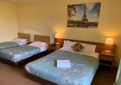 Mountain Creek Motel Bar & Restaurant - Pubs and Clubs 36