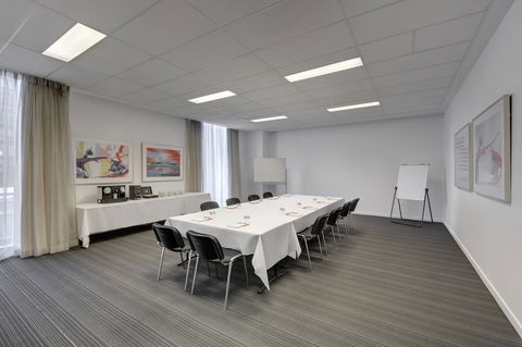 Travelodge Hotel Melbourne Docklands - Pubs and Clubs 24