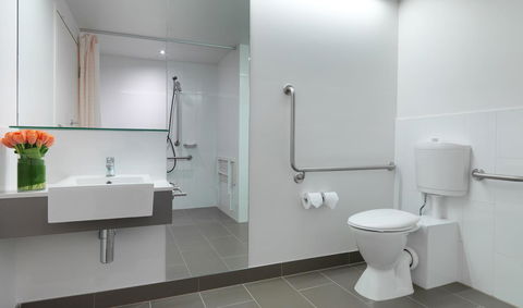 Travelodge Hotel Melbourne Docklands - Pubs and Clubs 19