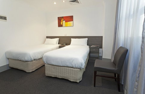 Causeway Inn On The Mall - Pubs and Clubs 16