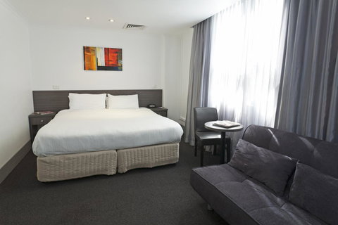 Causeway Inn On The Mall - Pubs and Clubs 7