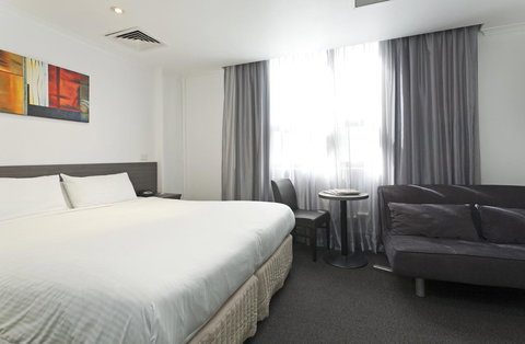 Causeway Inn On The Mall - Pubs and Clubs 8