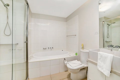 Signature Waterfront Apartments - Go Out 14