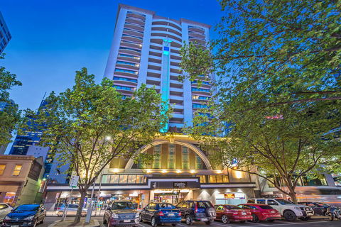 Mantra On Russell - Pubs and Clubs 0