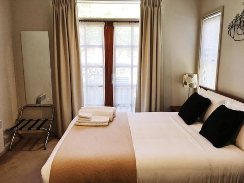Luxury Abalina Cottages - Pubs and Clubs 4