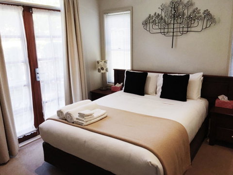 Luxury Abalina Cottages - Pubs and Clubs 3