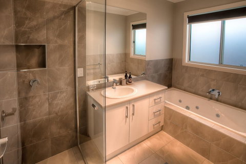 Luxury Abalina Cottages - Pubs and Clubs 10