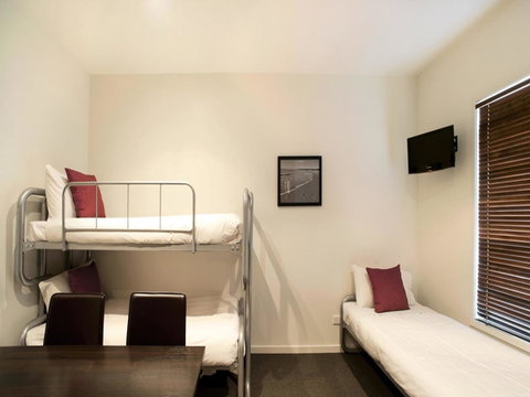 The Waves Apartments - Pubs and Clubs 30