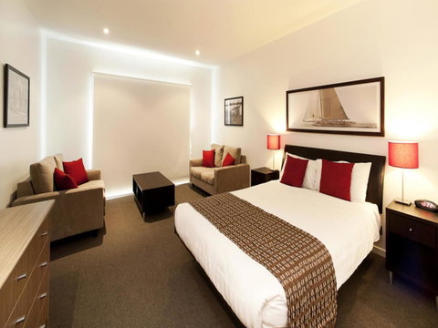 The Waves Apartments - Pubs and Clubs 8