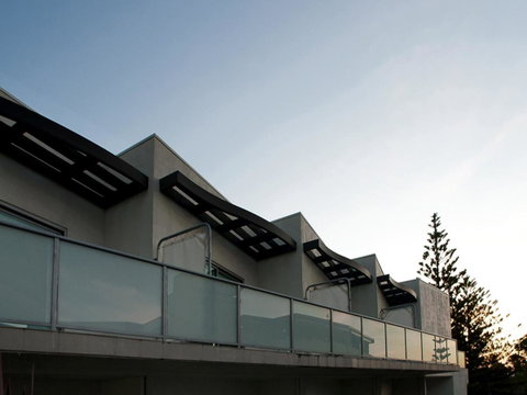 The Waves Apartments - Pubs and Clubs 24