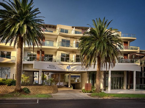 The Waves Apartments - Pubs and Clubs 1