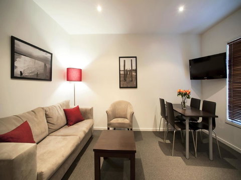 The Waves Apartments - Pubs and Clubs 6