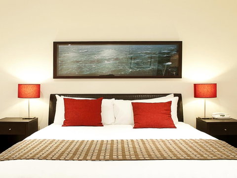 The Waves Apartments - Pubs and Clubs 9