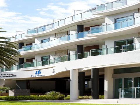The Waves Apartments - Pubs and Clubs 21