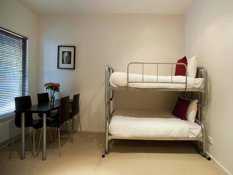 The Waves Apartments - Pubs and Clubs 18