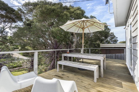 Sunset On Scott - Relax In Tranquility & Style - Pubs and Clubs 4