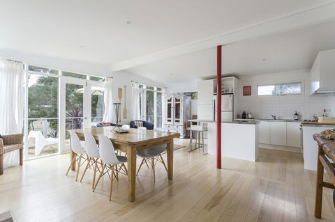 Sunset On Scott - Relax In Tranquility & Style - Pubs and Clubs 1