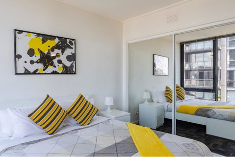225 Melbourne Tower - Go Out 2