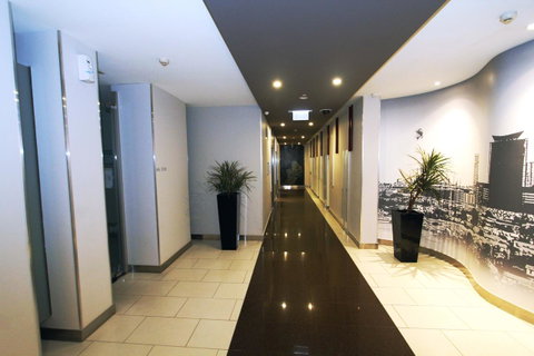 225 Melbourne Tower - Go Out 25