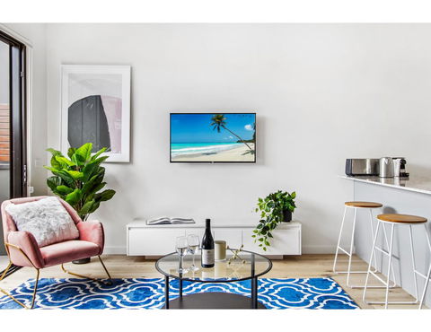 Boutique Apartment In Quiet, Sought-after Suburb - Pubs and Clubs 0