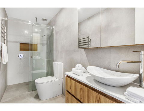 Boutique Apartment In Quiet, Sought-after Suburb - Pubs and Clubs 14