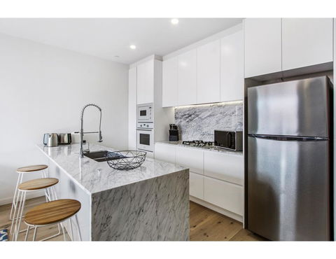 Boutique Apartment In Quiet, Sought-after Suburb - Pubs and Clubs 9