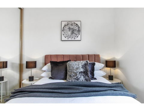 Boutique Apartment In Quiet, Sought-after Suburb - Pubs and Clubs 12