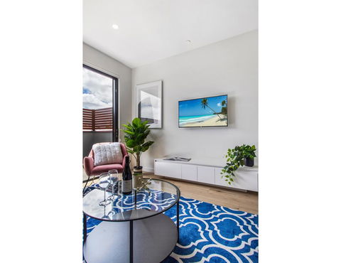 Boutique Apartment In Quiet, Sought-after Suburb - Pubs and Clubs 11